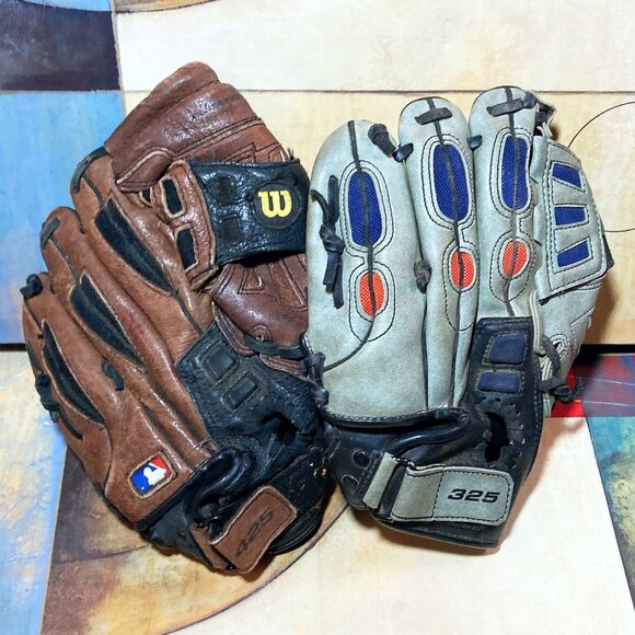 (2) WILSON YOUTH T-BALL BASEBALL MITTS 325 EZ CATCH & 425 RIGHT HAND THROWERS - Picture 1 of 6